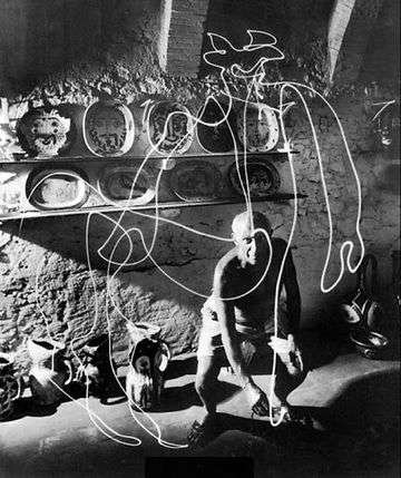 Pablo Picasso painting with light, Photograph by Gjon Mili | Source: Visual News